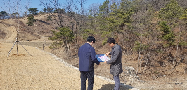 윤종호(오른쪽) 경북 구미시의원이 구미국가산업단지5단지 인근에 들어설 폐기물매립장 부지를 둘러보고 있다. 윤종호 시의원 제공