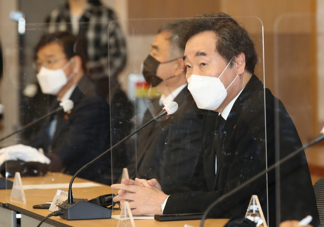 제주4·3특별법 전부개정안의 국회 통과를 이끈 더불어민주당 이낙연 대표가 28일 오전 제주시 봉개동 4·3평화공원을 찾아 희생자들을 기린 뒤 4·3 관련단체 회원들과 간담회를 갖고 있다. 연합뉴스