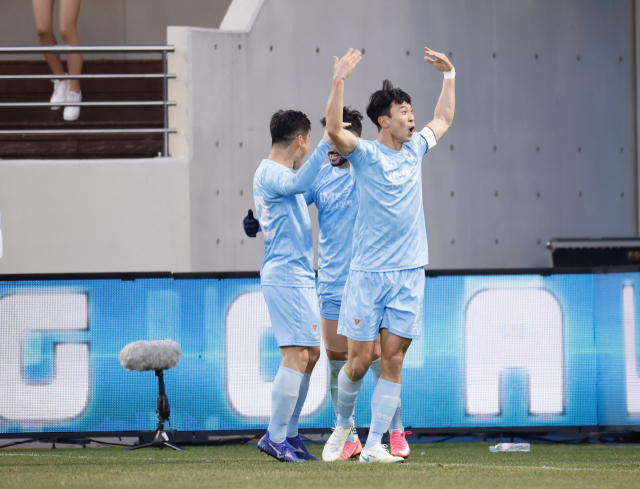 27일 DGB대구은행파크에서 열린 수원FC와 2021시즌 홈 개막전에서 대구FC 김진혁(오른쪽)이 동점골을 터트린 후 기쁨을 만끽하고 있다. 대구FC 제공