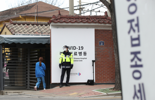 신종 코로나바이러스 감염증(코로나19) 백신 접종이 계속된 28일 오전 서울시 중구 국립중앙의료원 중앙예방접종센터 앞. 연합뉴스