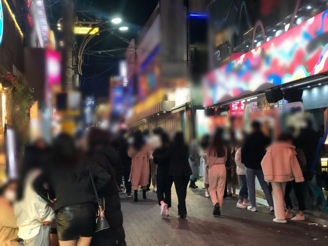 27일 밤 대구 동성로 일대 인파. 오후 10시까지만 영업이 가능한 클럽 등 유흥주점 업주들은 업종간 형평성을 들며 정부에 영업 제한 완화를 요구하고 있다. 전소연 인턴기자