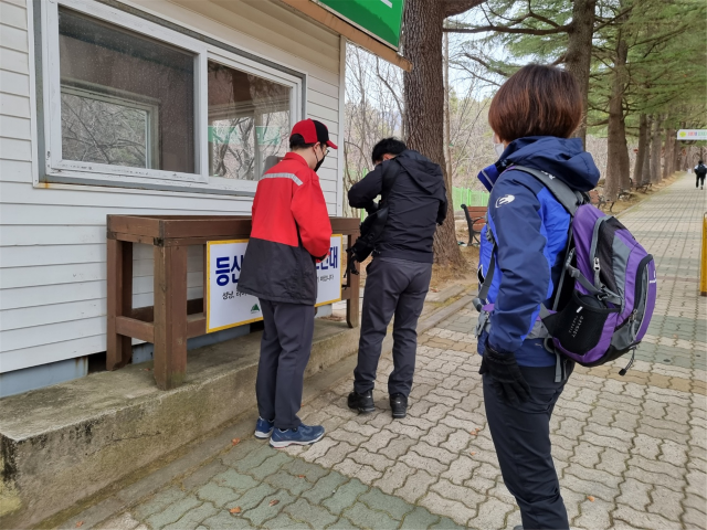 27일 오전 대구 동구 팔공산 수태골에서 산불감시원 추승우(31) 씨가 등산객을 대상으로 인화물질 검사를 벌이고 있다. 임재환 인턴기자