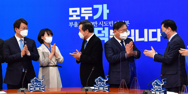 더불어민주당 이낙연 대표와 김태년 원내대표, 김영춘-박인영-변성완 부산시장 예비후보가 지난 26일 오후 국회 본회의에서 가덕도신공항 특별법이 통과된 후 당대표 회의실에서 기자회견을 가진 뒤 인사를 나누고 있다. 연합뉴스