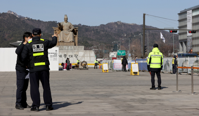 일부 보수단체가 3·1절 광화문광장 등 서울 도심 집회를 예고한 가운데 26일 오후 서울 광화문광장에서 경찰이 근무를 하고 있다. 연합뉴스