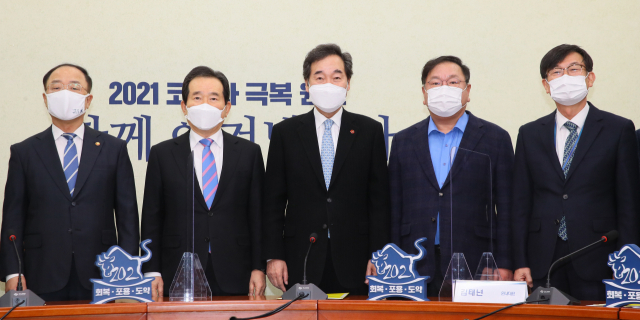 더불어민주당 이낙연 대표, 정세균 총리, 홍남기 경제부총리 등이 28일 국회에서 열린 제2차고위당정협의회에서 추경 및 재난지원금 논의에 앞서 기념촬영하고 있다. 왼쪽부터 홍남기 경제부총리, 정세균 총리, 이낙연 대표, 김태년 원내대표, 김상조 청와대 정책실장. 연합뉴스