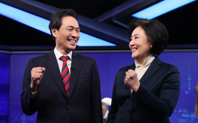 25일 밤 여의도 KBS에서 더불어민주당 후보 경선 토론회 전 박영선 후보와 우상호 후보가 포즈를 취하고 있다. 연합뉴스
