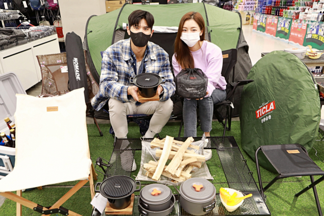롯데마트가 올봄 본격적인 캠핑 시즌에 맞춰 캠핑 입문자들을 위한 