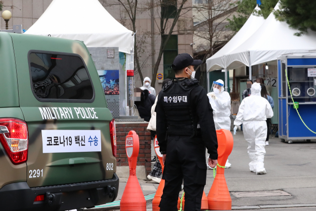 코로나19 백신 접종을 하루 앞둔 지난달 25일 오전 대전시 서구 만년동 선별진료소 앞에 아스트라제네카 백신 수송을 돕는 군 차량이 정차해 있다. 연합뉴스