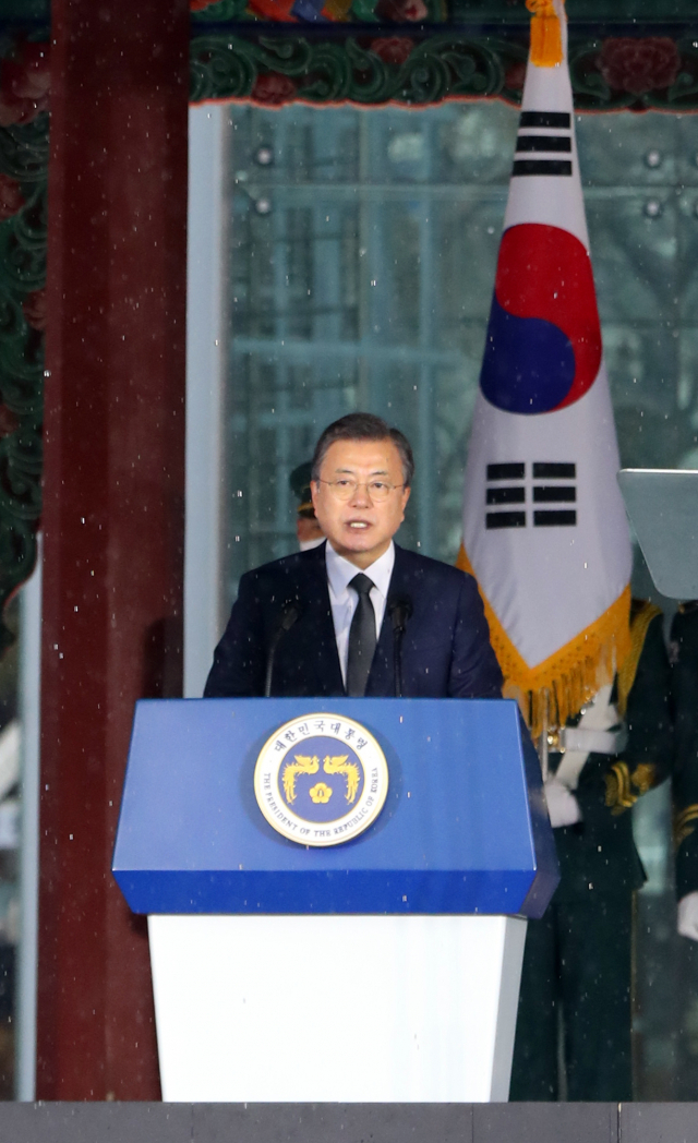 문재인 대통령이 1일 오전 서울 종로구 탑골공원에서 열린 제102주년 3·1절 기념식에서 기념사를 하고 있다. 연합뉴스