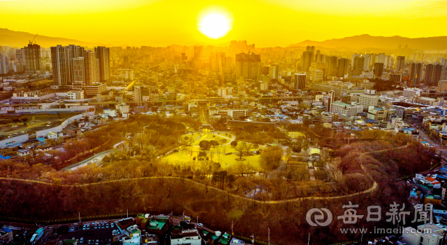 1915년 8월 25일, 전국의 청년들이 비밀리에 모여 대한광복회를 결성한 장소인 대구 달성토성. 삼국시대에 토성을 쌓은 이후 대구읍성이 들어서기 전까지 달구벌의 정치 중심지였던 이곳을 일제는 공원(1905년)으로 조성한 뒤 대구신사(大邱神社.1914)를 짓고 참배를 강요했다. 달성토성에 아침 햇살이 밝아오고 있다. 김태형 선임기자 thk@imaeil.com