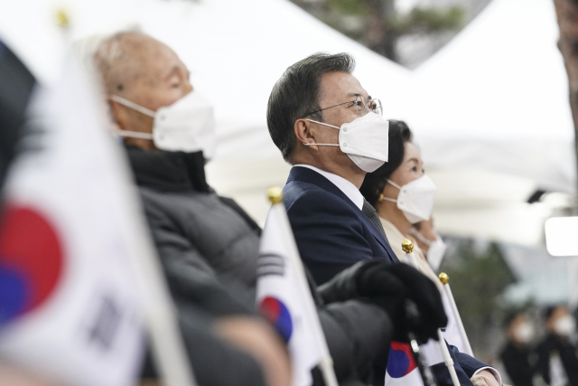 문재인 대통령이 1일 오전 서울 종로구 탑골공원에서 열린 제102주년 3·1절 기념식에서 국기에 경례하고 있다. 연합뉴스