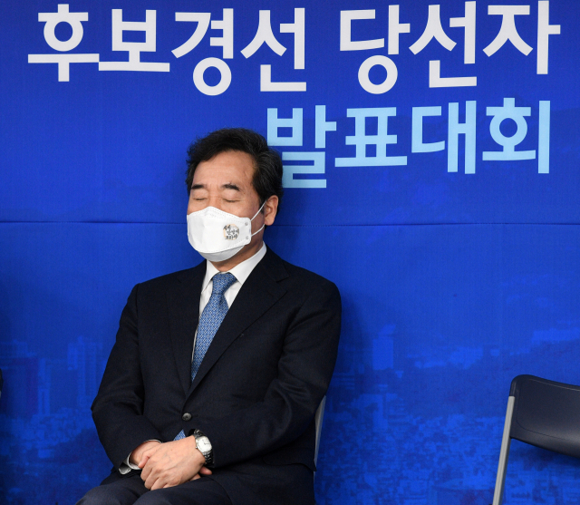 더불어민주당 이낙연 대표가 1일 서울 여의도 당사에서 열린 서울시장 후보경선 당선자발표대회에서 개표결과 발표를 듣고 있다. 연합뉴스
