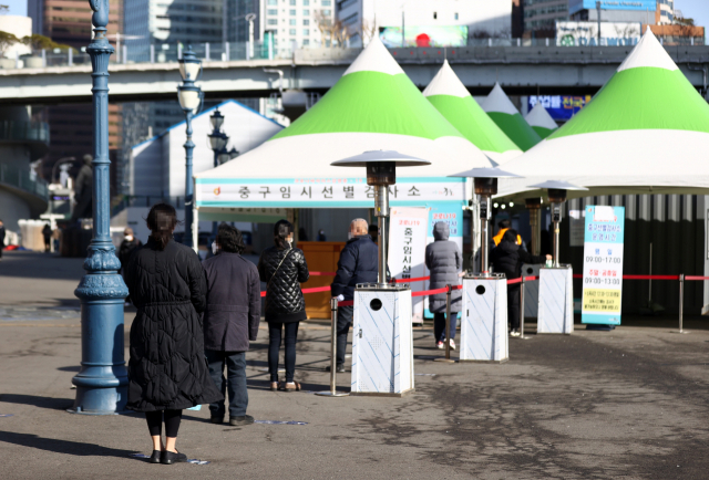 코로나19 신규 확진자 수가 415명을 기록한 27일 오전 서울역에 설치된 임시선별진료소에서 시민들이 코로나19 검사를 받기 위해 줄을 서 있다. 중앙방역대책본부는 이날 0시 기준으로 코로나19 신규 확진자가 415명 늘어 누적 8만9천321명이라고 밝혔다. 연합뉴스