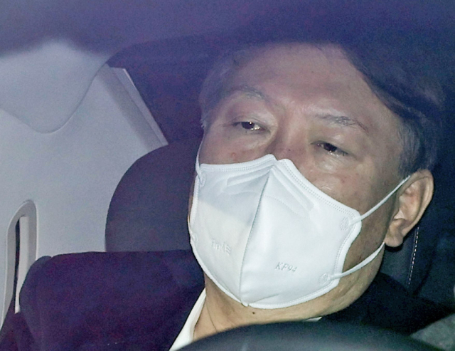 윤석열 검찰총장이 법무부의 검찰 중간간부 인사 다음 날인 23일 오전 서울 서초구 대검찰청으로 출근하고 있다. 연합뉴스