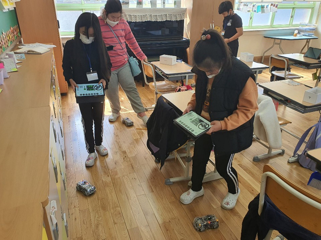 대구시립도서관들이 다양한 창의적체험활동 프로그램을 운영해 교육 활동을 지원한다. 한 초교의 창의적체험활동 모습.