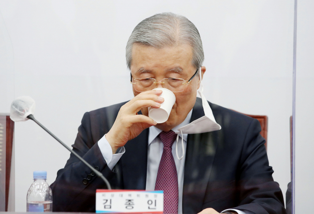 국민의힘 김종인 비상대책위원장이 2일 오전 서울 여의도 국회에서 열린 비상대책위원회의에참석, 물을 마시고 있다. 연합뉴스