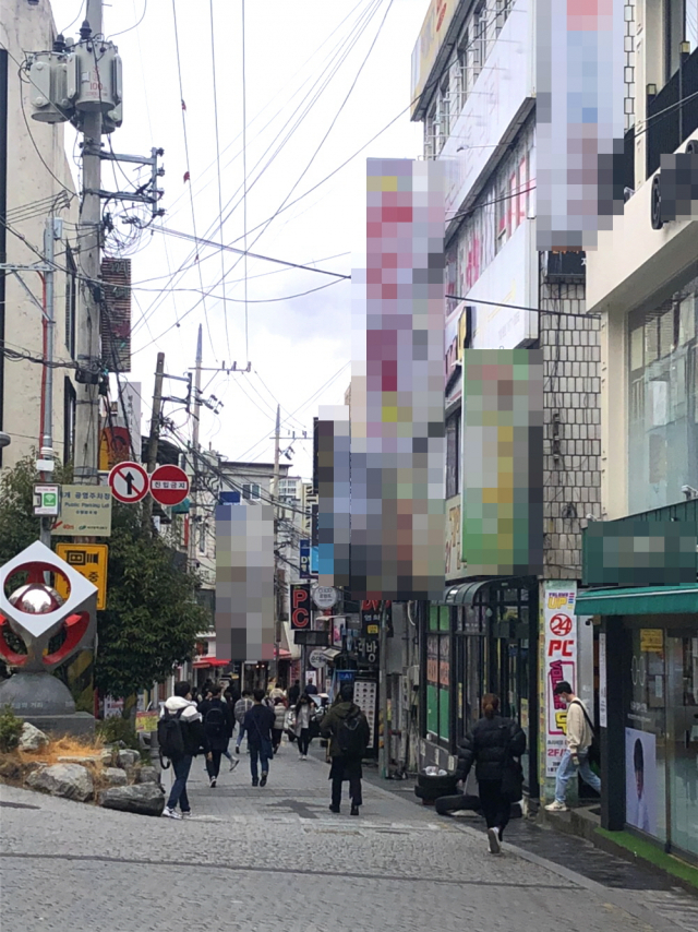 개강을 한 2일 오후 대구 북구 한 대학교 앞 상가 골목을 학생들이 걸어다니고 있다. 김영하 인턴기자
