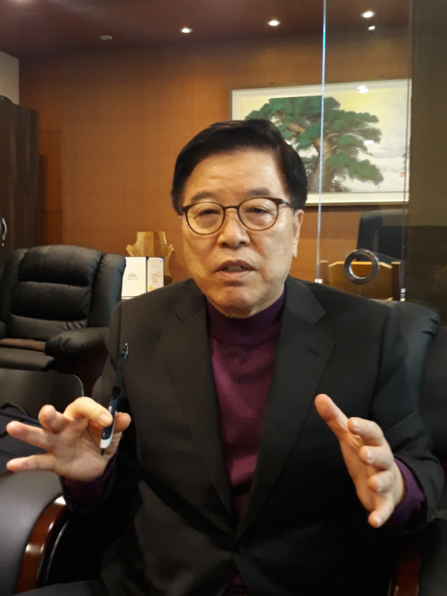 김광림 전 국회의원(퇴계학연구원 이사장)이 지난 3일 서울 서초구 사무실에서 진행된 인터뷰에서 SK바이오사이언스 안동 유치과정을 설명하고 있다. 유광준 기자.
