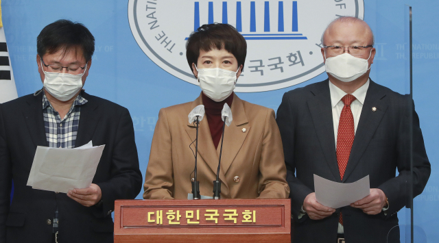 국민의힘 김은혜 의원 등 국토교통위원회 위원들이 3일 오전 서울 여의도 국회 소통관에서 한국토지주택공사(LH) 임직원들의 100억대 토지 사전 매입 의혹 관련 기자회견을 하고 있다. 국민의힘 국토교통위원회 위원들은 즉각적인 상임위 소집을 통해 사건의 진상을 밝히고 더불어민주당은 LH와 국토부는 물론 관련 부처와 공무원, 지인 친인척 등에 대한 철저한 공동조사에 동참해줄 것을 요구했다. 연합뉴스
