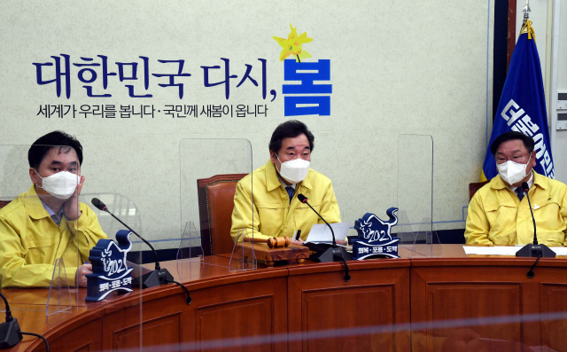 더불어민주당 이낙연 대표가 3일 오전 서울 여의도 국회에서 열린 최고위원회의에서 발언하고 있다. 연합뉴스