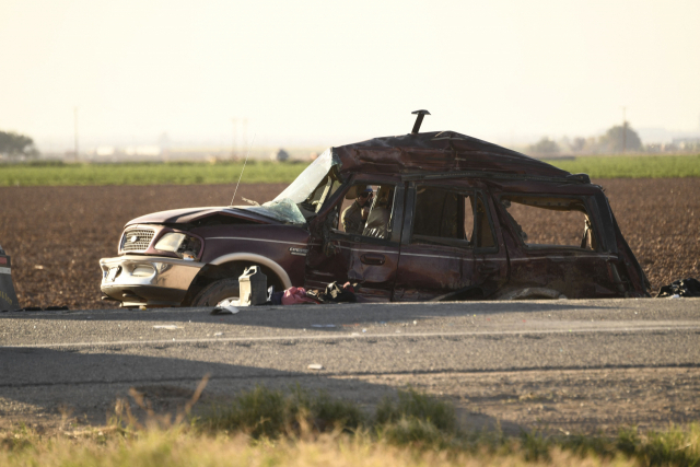 2일 캘리포니아 주 홀트빌 인근에서 SUV 차량이 자갈이 가득 찬 트럭과 충돌한 뒤 찍힌 모습. 캘리포니아 남부지역에서 22일(현지시간) 미성년자 등 승객을 태운 차량이 멕시코 국경 부근에서 대형 트럭과 충돌해 최소 13명이 숨졌다고 관계자는 밝혔다. AFP 연합뉴스