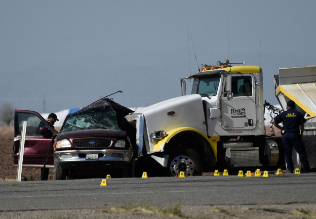 2일 캘리포니아 주 홀트빌 부근에서 SUV 차량과 트럭이 충돌한 현장을 조사관들이 살펴보고 있다. AFP 연합뉴스