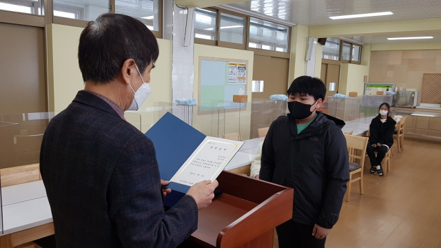 2일 경북 안동 길안중학교에서 열린 입학식에서 올해 6명 신입생 전원이 이 학교 19회 졸업생들로부터 장학금을 받았다. 길안중 제공