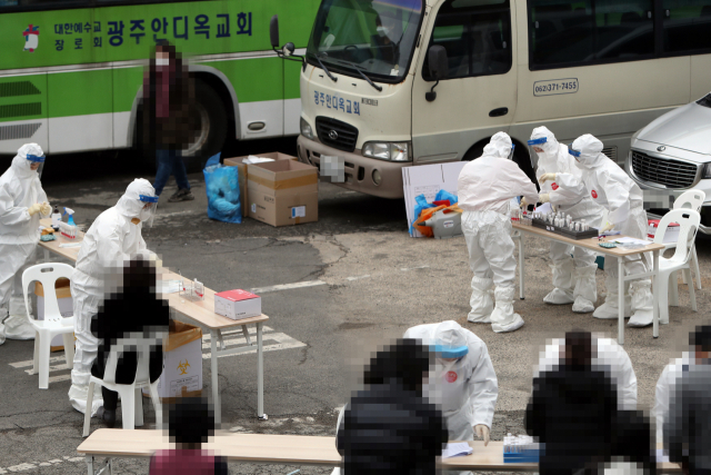 6일 오전 광주 서구 안디옥교회 주차장에 마련된 임시 선별진료소에서 자가격리 중인 교인과 그 가족 등이 격리 해제 전 신종 코로나바이러스 감염증(코로나19) 전수 검사에 참여하고 있다.(사진은 기사 내용과 무관함) 연합뉴스