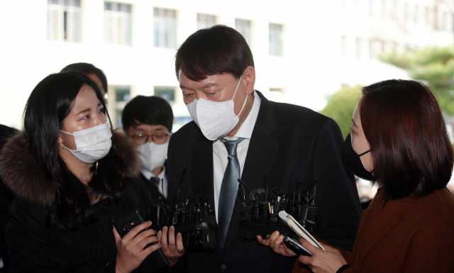 윤석열 검찰총장이 3일 오후 직원과의 간담회를 위해 대구고검과 지검을 방문한 자리에서 취재진의 질문에 답하고 있다. 연합뉴스