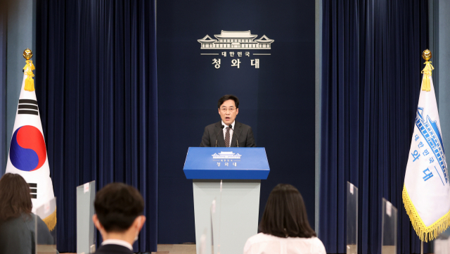 강민석 청와대 대변인이 3일 청와대에서 문재인 대통령의 