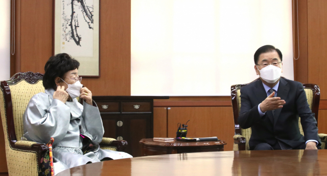 정의용 외교부 장관이 3일 서울 종로구 외교부 내 접견실에서 일본군 위안부 피해자인 이용수 할머니와 면담을 하고 있다. 연합뉴스