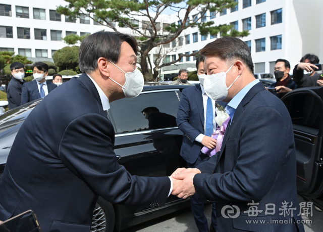 3일 오후 대구고·지검을 방문한 윤석열(왼쪽) 검찰총장이 자신을 응원하러 온 권영진 대구시장과 인사를 나누고 있다.매일신문 DB
