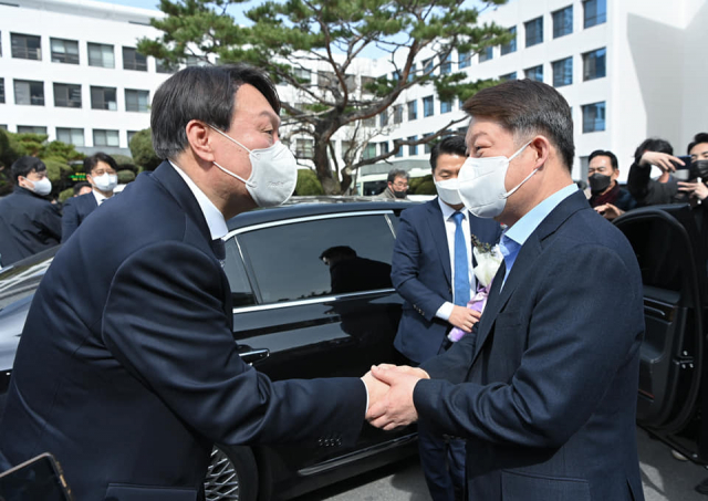 권영진 대구시장이 3일 대구를 방문한 윤석열 검찰총장을 만나 지지 의사를 밝혔다.