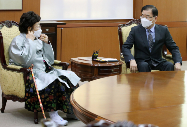 정의용 외교부 장관이 3일 서울 종로구 외교부 내 접견실에서 일본군 위안부 피해자인 이용수 할머니와 면담을 하고 있다. 연합뉴스