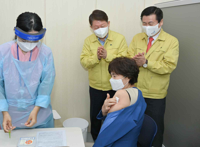 3일 오전 대구 중구 예방접종센터에서 대구동산병원의 정인자 간호부장이 화이자 백신을 접종하고 있다. 연합뉴스