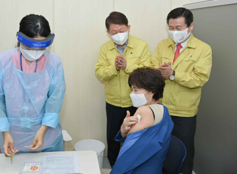 의료진도 AZ백신 불만 고조…70% 집단면역 '빨간불'
