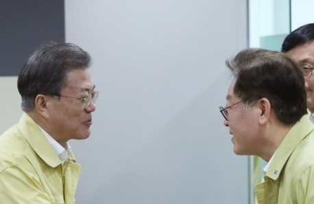 문재인, 이재명. 자료사진. 연합뉴스