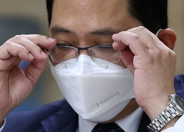 지난달 21일 오후 서울 중구 한국 건강증진개발원에서 열린 코로나19 백신접종 의정공동위원회 2차회의에서 최대집 대한의사협회장이 안경을 고쳐쓰고 있다. 연합뉴스