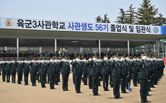 육군3사관학교 충성연병장에서 열린 제56기 졸업 및 임관식에서 대한민국 소위 483명이 국가와 국민에 충성을 맹세하는 거수경례를 하고 있다. 육군3사관학교 제공