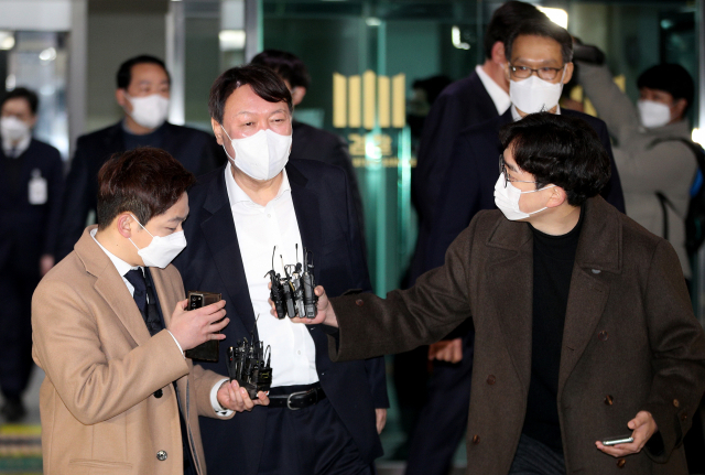 2021년 3월 3일 오후 대구고검과 지검을 방문한 윤석열 검찰총장이 직원과의 간담회를 마치고 청사를 나서고 있다. 김영진 기자 kyjmaeil@imaeil.com