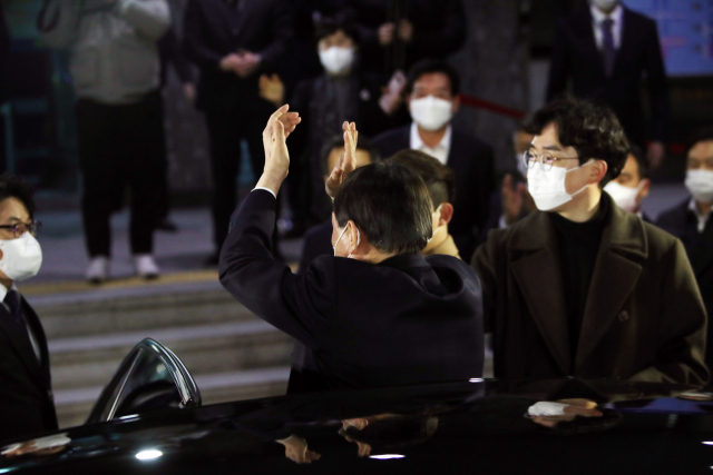 윤석열 검찰총장이 3일 오후 대구고검과 지검에서 직원과의 간담회를 끝낸 후 차에 오르기 전 직원들에게 손뼉을 쳐주며 격려하고 있다. 연합뉴스