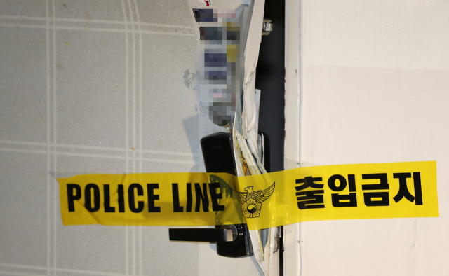 성전환 후 전역 조치된 변희수(23) 전 하사가 3일 청주 상당구 자택에서 숨진 채 발견됐다. 변 전 하사가 거주한 현관문 잠금장치가 훼손돼 있다. 연합뉴스