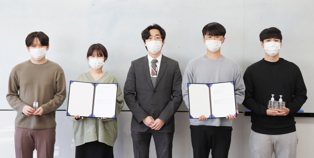왼쪽부터 화장품화공계열 이윤주 학생, 심정현 학생, 이종민 교수, 임양호 학생, 김윤우 학생. 영남이공대 제공