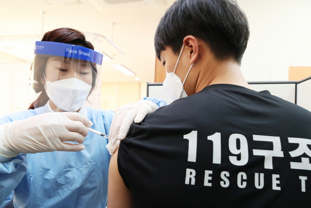 3일 오전 경기도 여주시보건소에서 여주소방서 119 구급대원이 신종 코로나바이러스 감염증(코로나19) 아스트라제네카(AZ) 백신 접종을 받고 있다. 연합뉴스