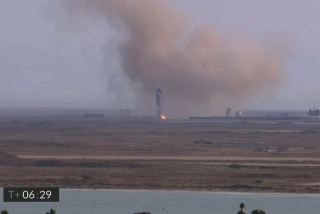 3일 스페이스X가 미국 텍사스주 보카치카에서 시험비행을 한 뒤 첫 직립 착륙을 마쳤다. 하지만 몇 분 후, 로켓 베이스에서 불이 났고, 이내 폭발했다. UPI 연합뉴스