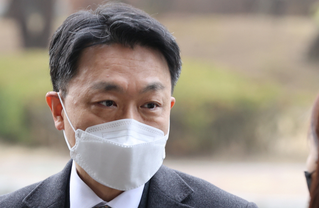 김진욱 고위공직자범죄수사처장이 4일 오전 정부과천청사 공수처로 출근하며 취재진의 질문에 답하고 있다. 김 처장은 출근길에 취재진에 검찰이 이첩한 김학의 전 법무부 차관 불법 출국금지 사건 처리와 관련해 