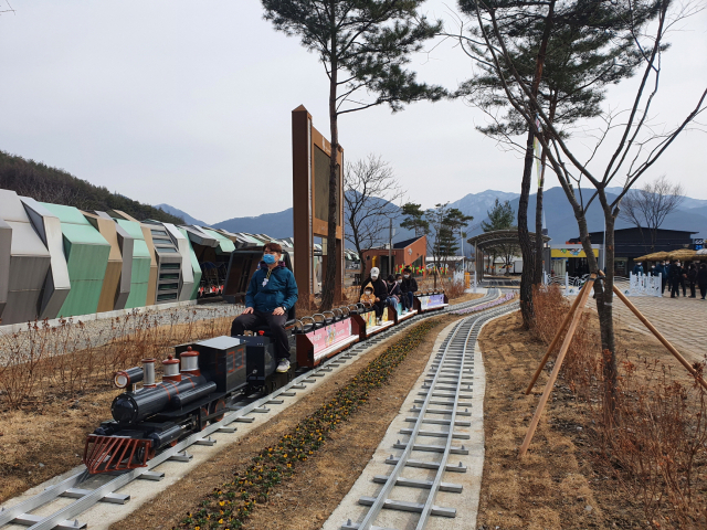 5일 부터 문경 가은역에서 운영하는 꼬마열차를 관광객이 시승 하고 있다. 문경시 제공