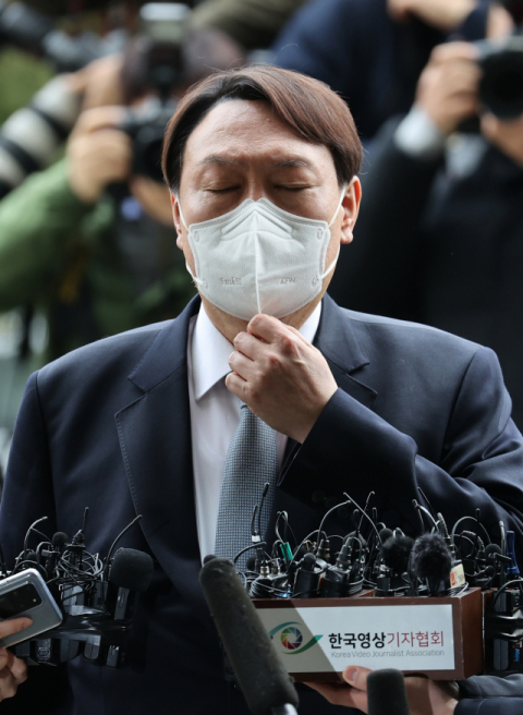 윤석열 검찰총장이 4일 서울 서초구 대검찰청에 출근해 자신의 거취 관련 입장을 밝히던 중 마스크를 고쳐 쓰고 있다. 연합뉴스