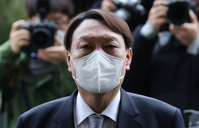 윤석열 검찰총장이 4일 서울 서초구 대검찰청에 출근해 자신의 거취 관련 입장을 밝히고 있다. 연합뉴스