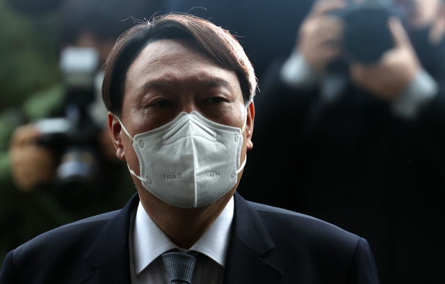 윤석열 검찰총장이 4일 서울 서초구 대검찰청에 출근해 자신의 거취 관련 입장을 밝히고 있다. 연합뉴스